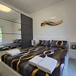 Апартаменти With Parking Space - 25063 Макарська